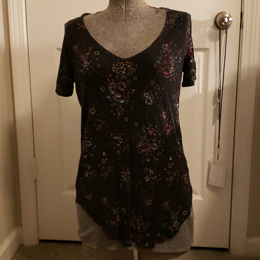V-neck floral t-shirt